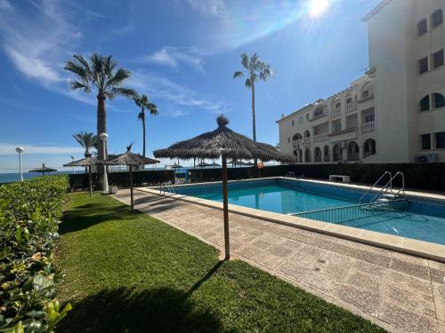 Primera línea en Playa Muchavista piscina y vistas al mar By Turihome