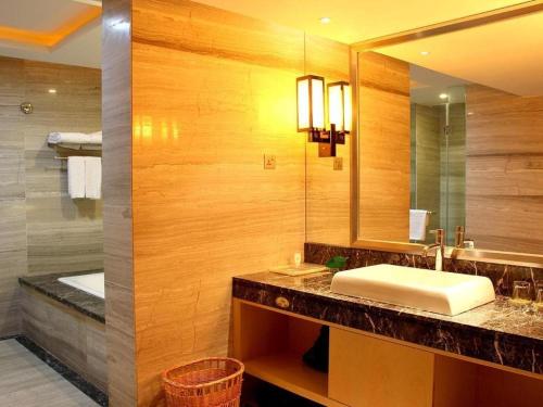 Ένα μπάνιο στο Dongguan Royal Metropolitan Hotel