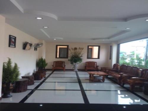 hol z krzesłami i stołami w budynku w obiekcie V.R.Mansion Hotel w mieście Phatthalung