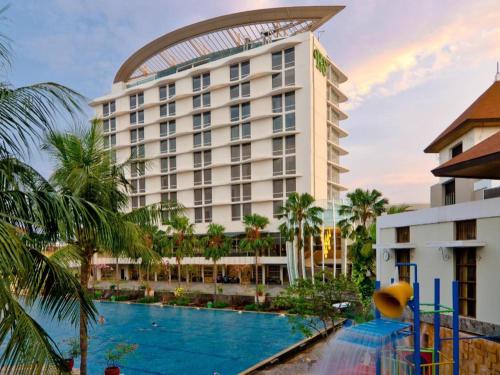 Bazén v ubytování Hotel Santika Premiere Kota Harapan Indah nebo v jeho okolí