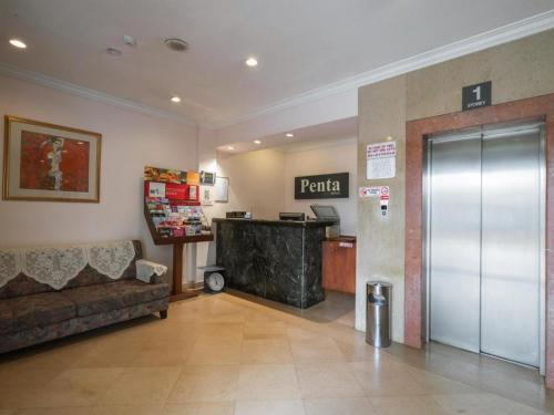 Lobbyn eller receptionsområdet på Penta Hotel