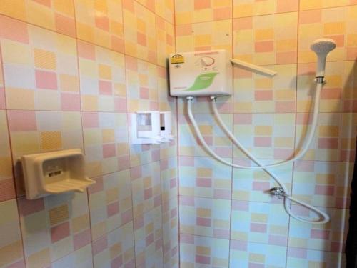 uma casa de banho com chuveiro e secador de cabelo em Tai Asean House em Ban Kham Kling