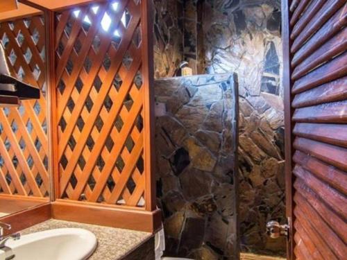 La salle de bains est pourvue d'une douche et d'un lavabo. dans l'établissement Tong Hotel, à Ban Nong Chik
