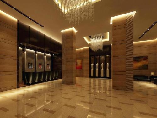 una hall con lampadario a braccio e un ampio piano di Quanzhou Jinjiang Hollyston Hotel a Jinjiang