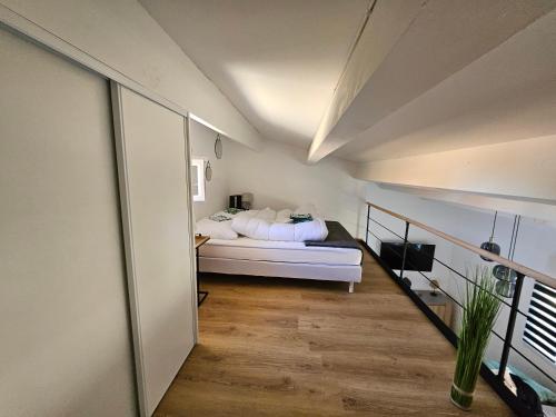 une chambre avec un lit dans une petite pièce dans l'établissement Cap d'Agde Les Estivales, au Cap d'Agde