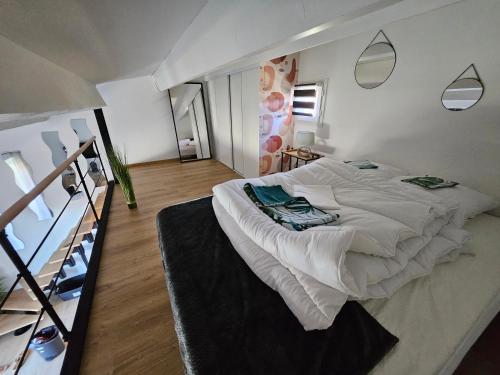 une chambre avec un grand lit blanc dans une pièce dans l'établissement Cap d'Agde Les Estivales, au Cap d'Agde