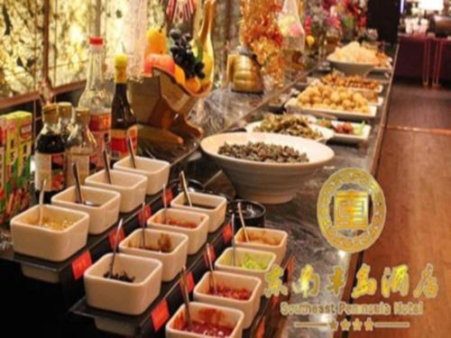 un buffet con muchos platos de comida en una mesa en Southeast Peninsula Hotel Quanzhou, en Quanzhou