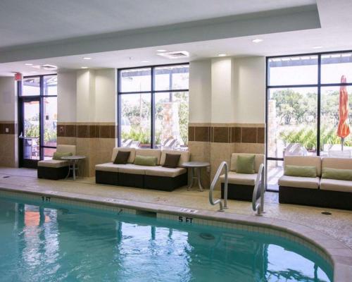 basen w hotelu z kanapami i krzesłami w obiekcie Sleep Inn & Suites w mieście Dripping Springs