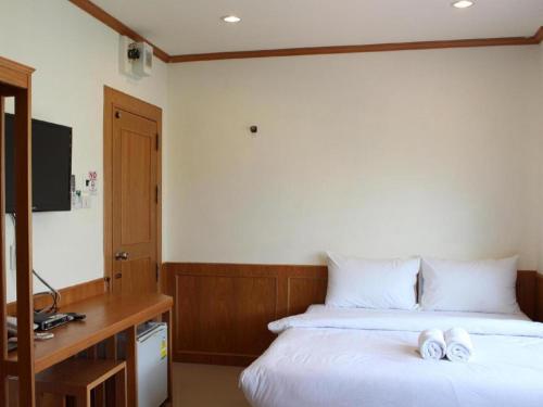 1 dormitorio con 1 cama con 2 toallas en Loei Residence en Ban Tha Phae