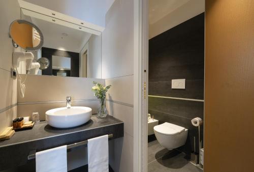 Un baño de Reginna Palace Hotel