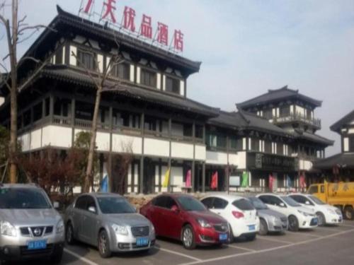 a group of cars parked in front of a building at 7 Days Premium Suqian Xiang Wang's Hometown Scenic Spot in Suqian