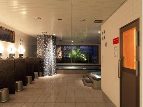 um átrio com uma sala de espera com luzes na parede em Toyooka Green Hotel Morris em Toyooka