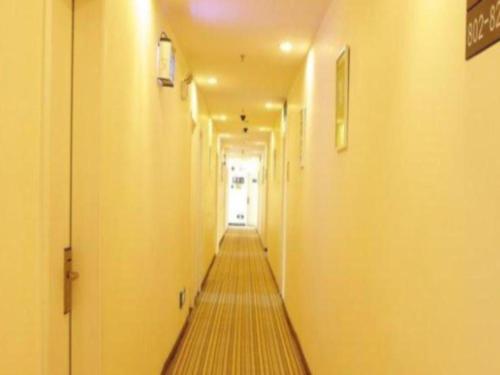 a long hallway with a long hallwayngthngthngthngthngthngthngthngthngth at 7 Days Inn Luoyang Wangcheng Park Metro Station in Luoyang