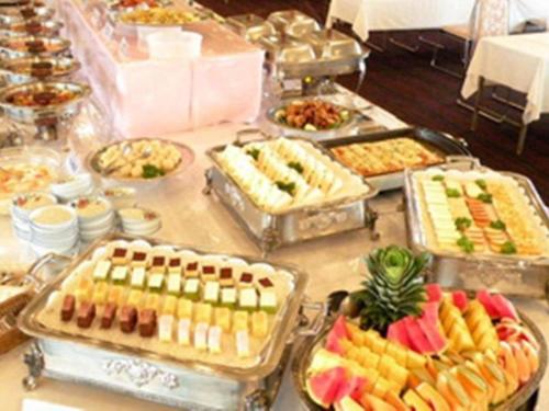 een buffet met veel verschillende soorten eten op tafel bij Miyakonojo Royal Hotel in Miyakonojo