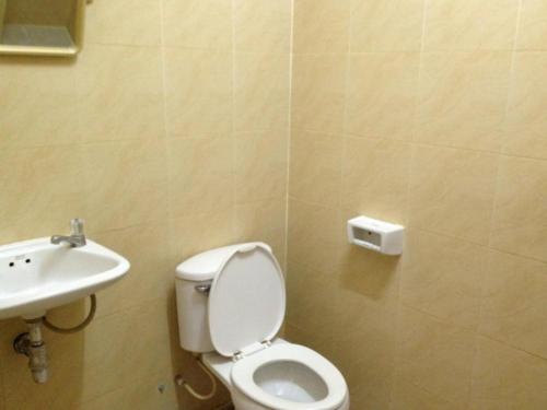 a bathroom with a toilet and a sink at Numsin Hotel in Ban Rong Chang