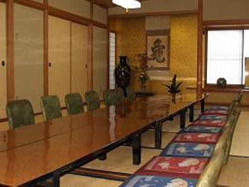uma sala de conferências com uma mesa longa e cadeiras em Hotel Aoki em Ina