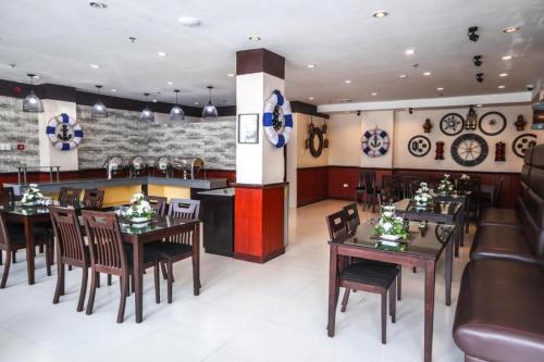 ein Restaurant mit Tischen und Stühlen und eine Bar in der Unterkunft Anchor Hotel in General Santos