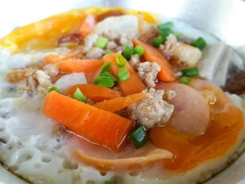 un plato de comida con zanahorias, carne y salsa en SabayNan Hotel en Ban Nong Tao