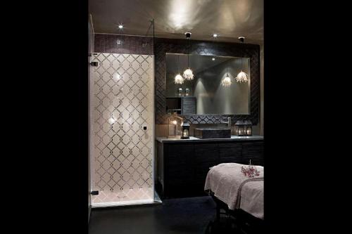 uma casa de banho com chuveiro e uma cama num quarto em Norefjell Ski & Spa, an Ascend Hotel Collection Member em Surteberg