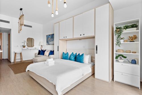 Postel nebo postele na pokoji v ubytování Mediterranean Getaway In Yas -Studio