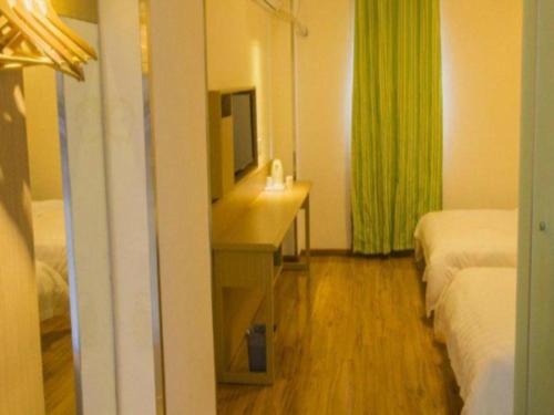 Ένα ή περισσότερα κρεβάτια σε δωμάτιο στο 7 Days Inn Ya'an Langqiao Pedestrian Street Center
