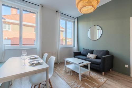 トゥールコワンにある1 bedroom apartment in city center with parkingのソファとテーブルのあるリビングルーム