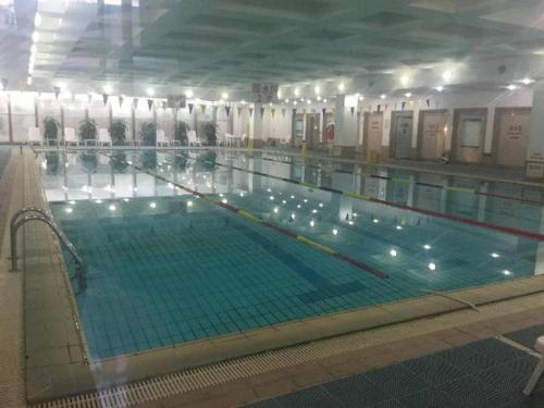 a large swimming pool in a large building at Beijing Lavande Hotel Shunyi Subway Station Branch in Shunyi