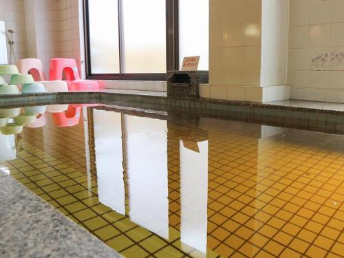 a room with a pool of water in a building at Hotel New Otsuka in Shirako