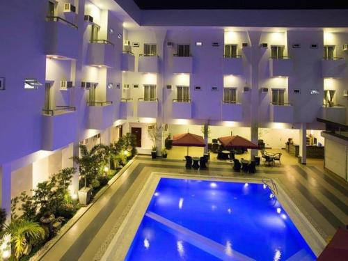 - Vistas a un hotel con piscina en Isabela Zen Hotel & Restaurant Corporation, en Santiago