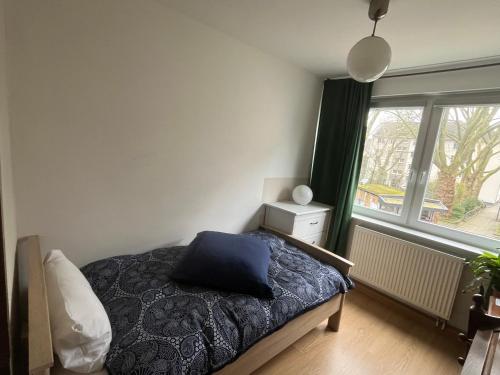 - une chambre avec un lit et une fenêtre dans l'établissement Gemütlich, à Essen
