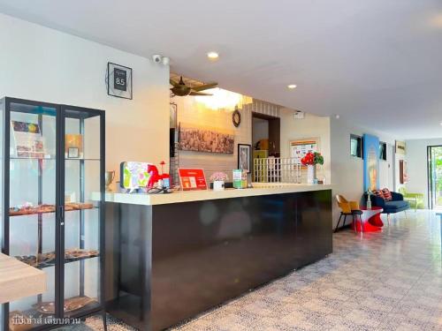 cocina con encimera en una habitación en BB House Mini Suite Hotel, en Ban Zong Katiam