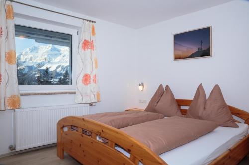 een slaapkamer met een bed en uitzicht op een berg bij Appartement Wöhrer in Schladming