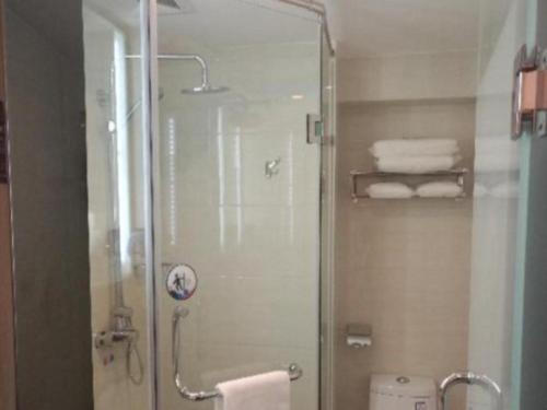 呼和浩特的住宿－7 Days Premium Hohhot Hailiang Square，浴室设有玻璃淋浴间和卫生间
