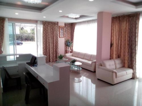 sala de estar con escritorio y sofá en Crystal Place Sida en Ban Wang Muang