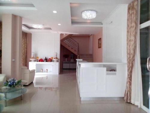 sala de estar con paredes blancas y sala de estar. en Crystal Place Sida en Ban Wang Muang