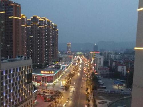 widok na ulicę miejską w nocy z budynkami w obiekcie Lavande Hotel Yichang Railway East Station Branch w mieście Baiyang