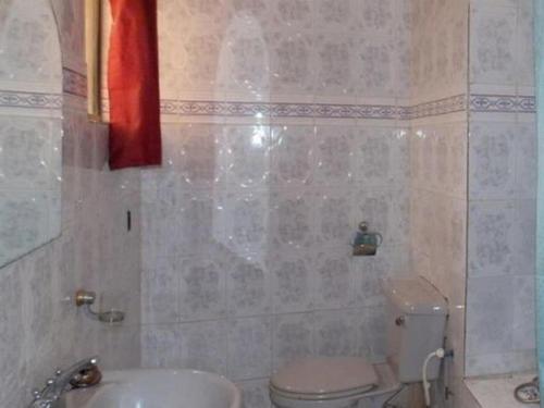 łazienka z toaletą i umywalką w obiekcie ROYAL PARAGON HOTEL w mieście Egbelu