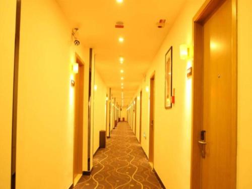 un couloir d'un hôpital avec un long couloir dans l'établissement 7 Days Premium Shihezi Youxie Plaza Jun Ken Museum, à Shihezi