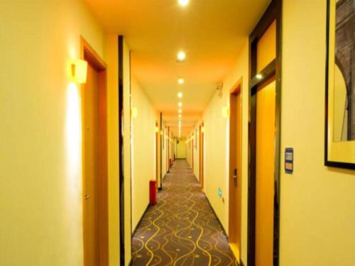 un couloir d'un couloir d'un bâtiment dans l'établissement 7 Days Premium Shihezi Youxie Plaza Jun Ken Museum, à Shihezi