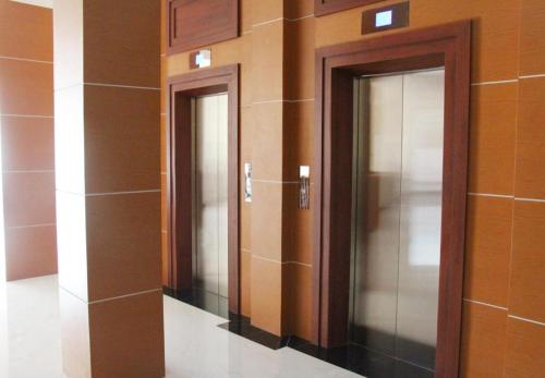 een rij liftdeuren in een gebouw bij Hotel Banggalawa in Jakarta