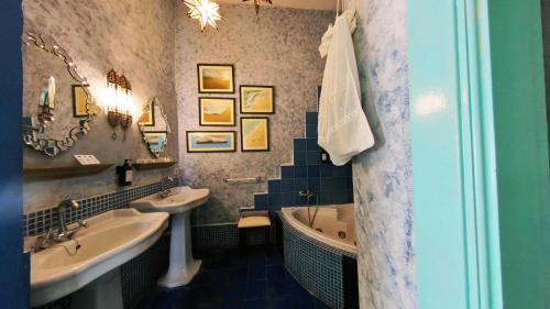 a bathroom with two sinks and a bath tub at Hotel Utopía in Benalup Casas Viejas