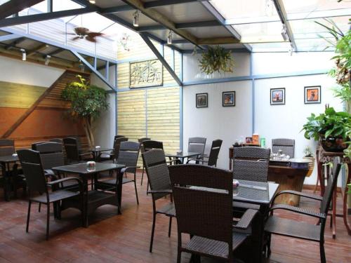 Pankun Business Hotel في كونمينغ: مطعم فيه طاولات وكراسي في الغرفة