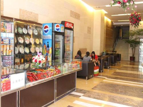una tienda con gente sentada en mesas en un centro comercial en Pankun Business Hotel en Kunming