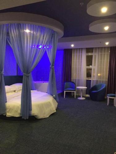 Dormitorio con cama con dosel e iluminación púrpura en TO915101 STILL LOVE THEME HOTEL, en Shahepu