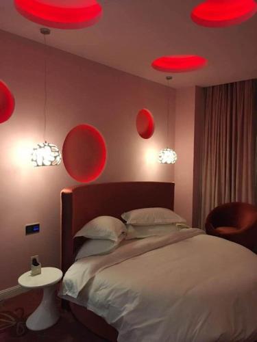 1 dormitorio con luces rojas en las paredes y 1 cama en TO915101 STILL LOVE THEME HOTEL, en Shahepu