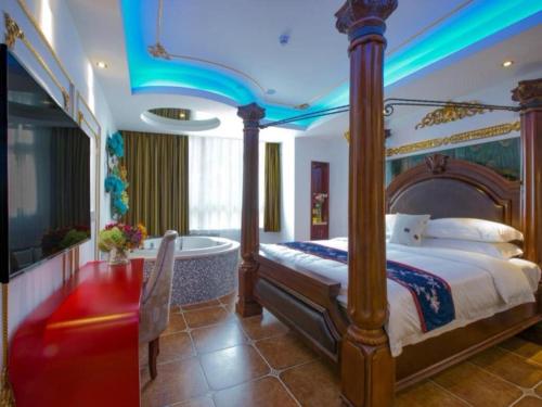 a bedroom with a bed and a tub in a room at Vienna Hotel - Shenzhen Dongmen Hubei Metro Station in Shenzhen