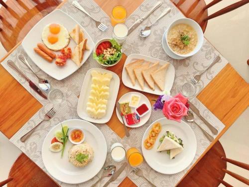 un tavolo con piatti per la colazione di Royal Hill Satun Hotel a Ban Pak Ba Ra