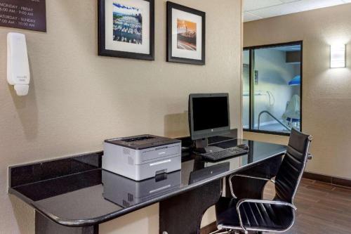 an office with a desk with a computer on it at Comfort Inn & Suites North Aurora - Naperville in North Aurora