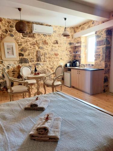 a kitchen and a living room with a bed at Roza Stone Studio & Suite in Goníai