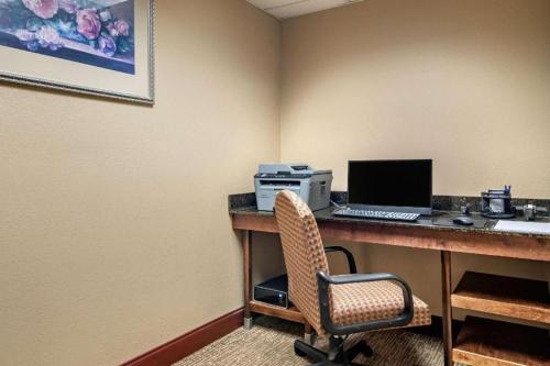 an office with a desk with a computer and a chair at Comfort Inn & Suites Suwanee - Sugarloaf in Suwanee